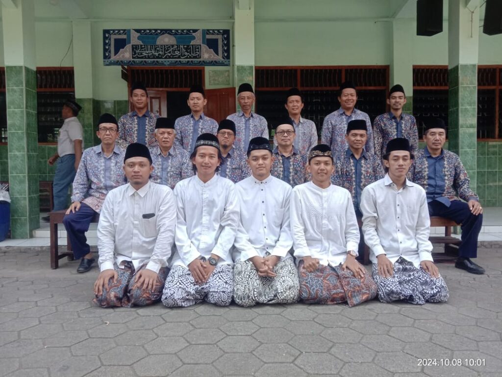 Sebelum Bertolak ke Luar Negeri, Santri Sowan Kiai dan Guru di Madrasah