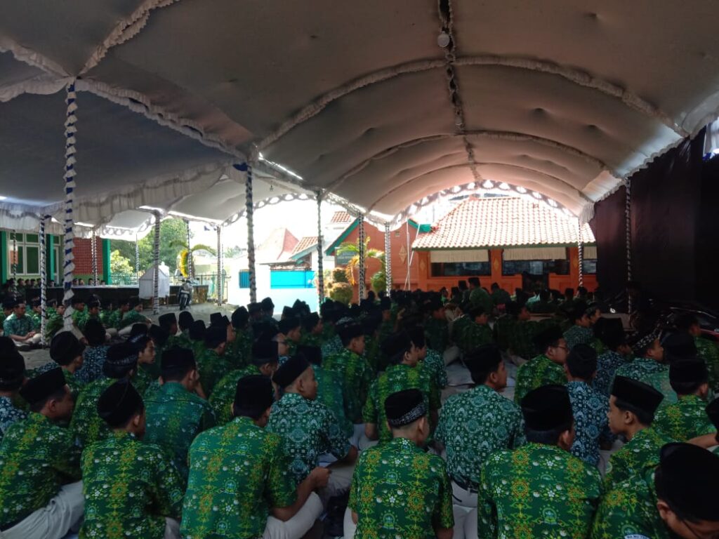 Awal Tahun Ajaran Baru, Santri Diajak Ziarahi Makam Kanjeng Sunan Kudus dan Masyayikh